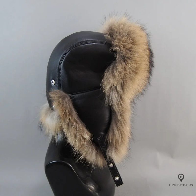 Chapka aviateur en cuir noir doublée de fourrure, avec oreillettes et attache sous le menton